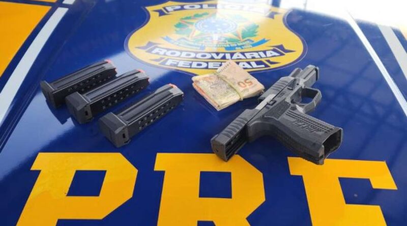 Mulher é presa por porte ilegal de arma de fogo na BR-101 em Osório