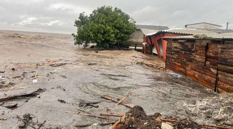 Cheias do Guaíba e da Lagoa dos Patos tiram famílias de suas casas