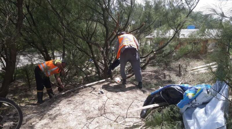 Prefeitura retira invasores de área de dunas em Imbé