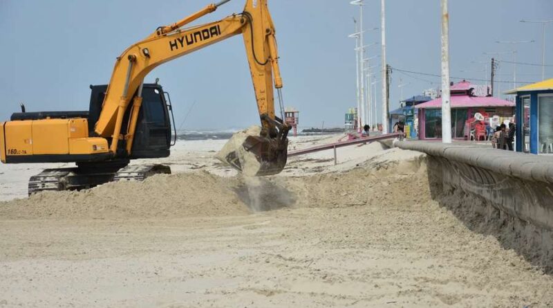 Imbé realiza rebaixamento da areia na praia