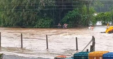Pessoas são resgatadas após rio transbordar em Maquiné