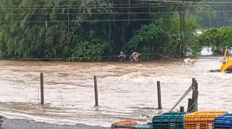 Pessoas são resgatadas após rio transbordar em Maquiné