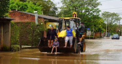 Rio dos Sinos transborda e moradores são retirados de trator