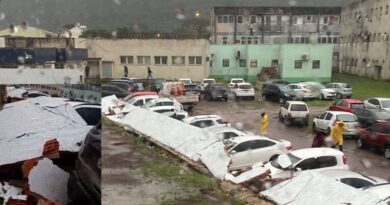 Muro desaba e atinge carros no hospital de Osório