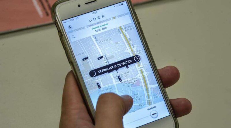 Justiça decide que Uber deverá registrar em carteira motoristas e multa aplicativo em R$ 1 bilhão