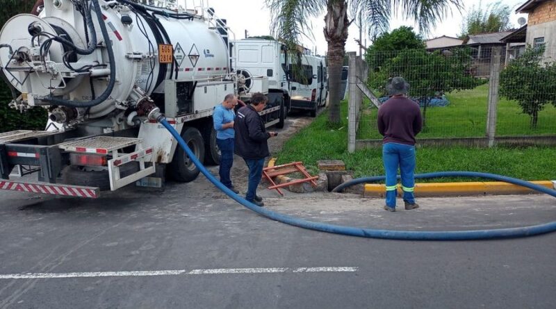 Bueiros são desobstruídos para evitar alagamentos após chuvas em Osório