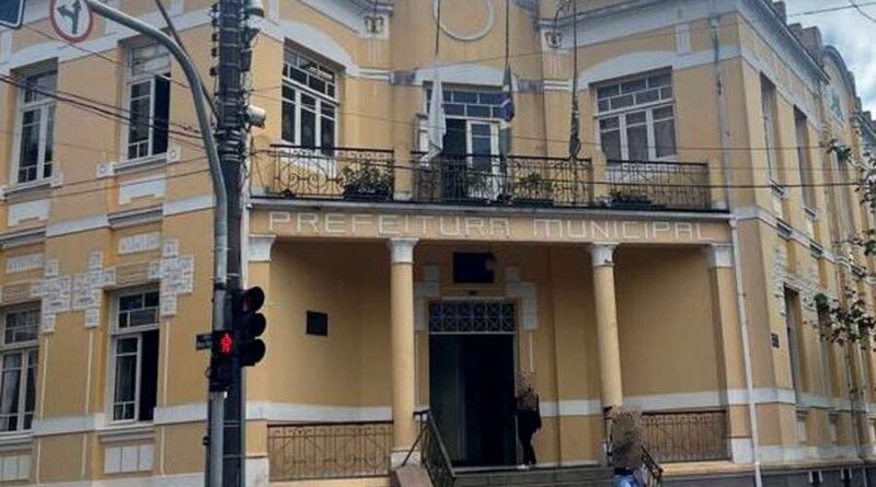 Brasil: adolescentes são atacados na saída de escola: um morre