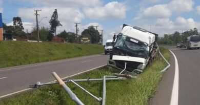 Caminhão com placas de Dom Pedro de Alcântara se envolve em acidente