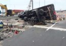 Caminhão tomba na freeway