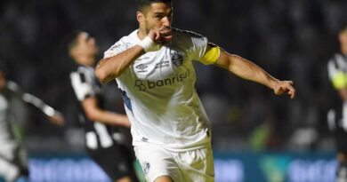 Suárez se acerta com novo clube com salário 4x menor que recebia no Grêmio, diz jornal uruguaio