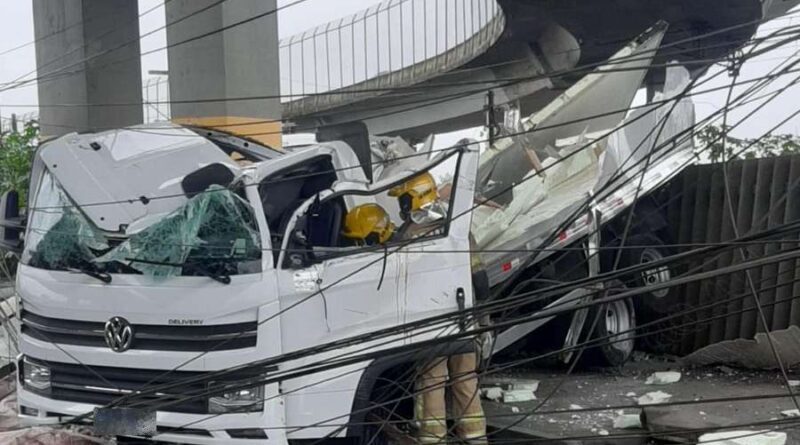 Caminhão é saqueado após acidente na alça de acesso para a freeway