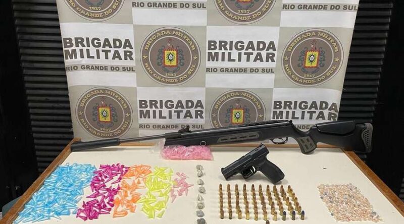 BM prende homem com arma de fogo e mais de 700 porções de drogas em Xangri-Lá