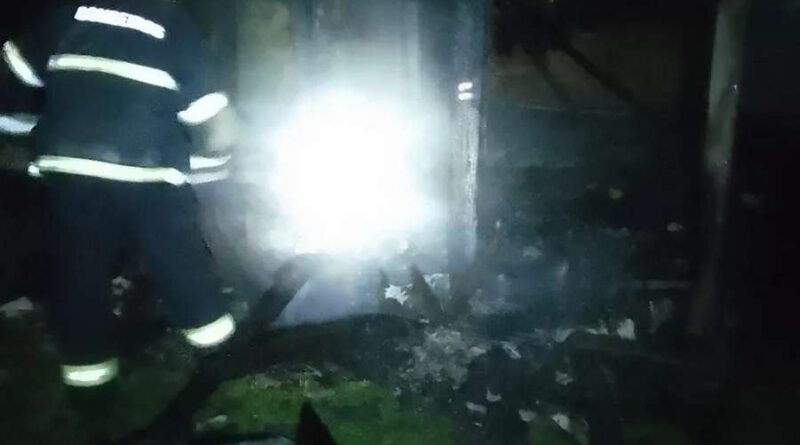 Fogo atinge casa em Balneário Pinhal
