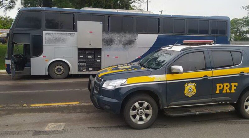 PRF apreende ônibus clonado carregado com cigarros contrabandeados na BR-290