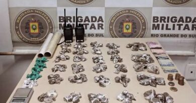 Operação da BM resulta na prisão de três homens por tráfico de drogas em Tramandaí