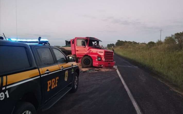 Tragédia na BR 290: colisão entre caminhões deixa um morto e dois feridos