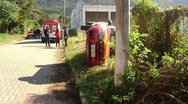 Aluna capota veículo de auto-escola em Osório