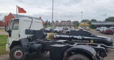 Caminhão guincho furtado é recuperado na Estrada do Mar em Osório