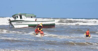 Drama no mar: como foi resgate da tripulação de barco encalhado no Litoral