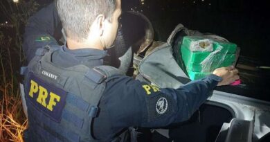 Mulher é detida com 10 quilos de maconha após capotar carro na freeway