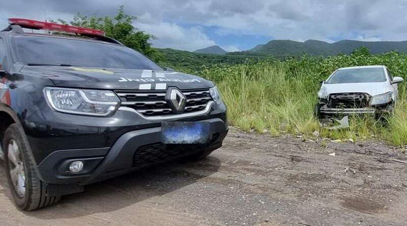 Polícia Civil recupera veículo furtado e abandonado em matagal em Osório