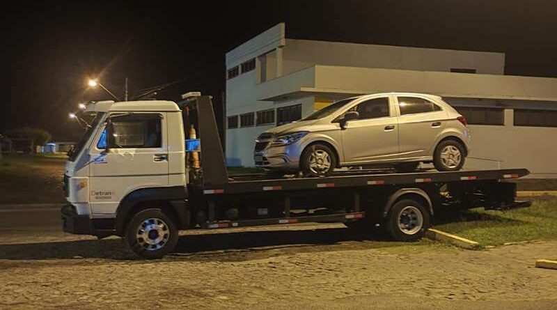 BM detém homem com carro roubado e munições em Balneário Pinhal