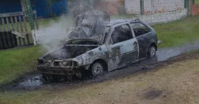 Fogo consome veículo em Palmares do Sul
