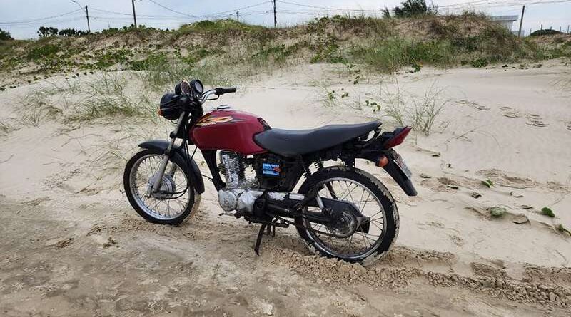 Motocicleta é encontrada abandonada na beira mar de Imbé