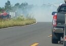 Bombeiros controlam incêndio às margens da Estrada do Mar em Osório