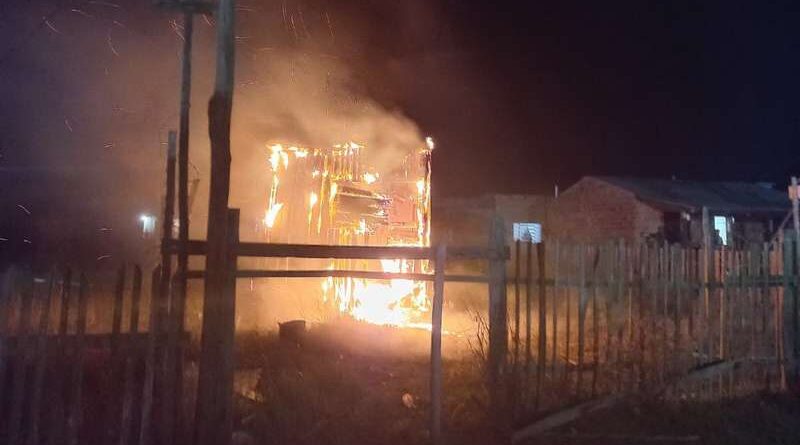 Bombeiros controlam incêndio em residência em Balneário Pinhal