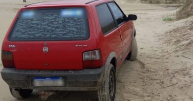 Carro roubado em chacina de Cidreira é encontrado na beira da praia