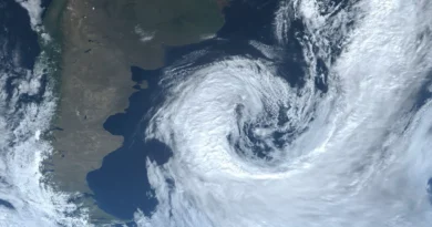 Ciclone extratropical sobre o Atlântico Sul é destaque nas imagens de satélite