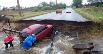 Carro cai em cratera aberta pela chuva na Avenida Interpraias Sul em Arroio do Sal