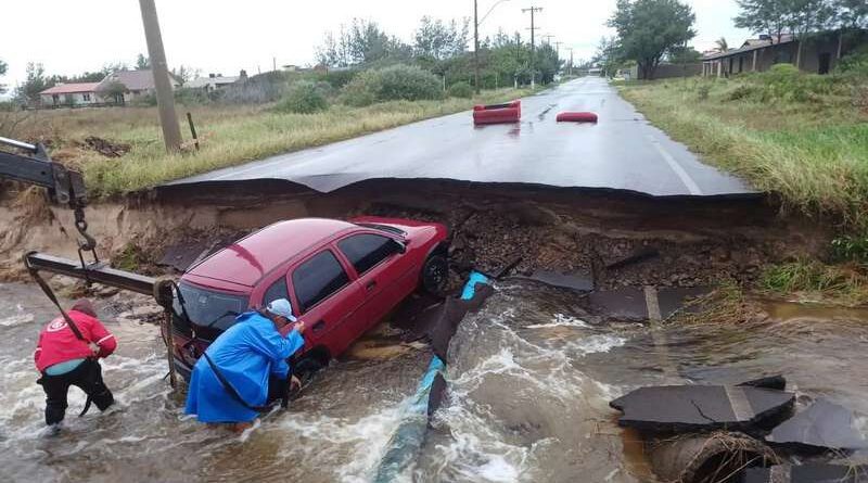 Carro cai em cratera aberta pela chuva na Avenida Interpraias Sul em Arroio do Sal