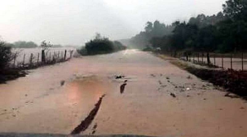 Chuva intensa bloqueia parcialmente a Estrada de Cornélios em Capão da Canoa