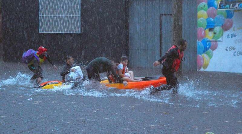 Enchentes no RS: meteorologista implora para que as pessoas evacuem área no Litoral