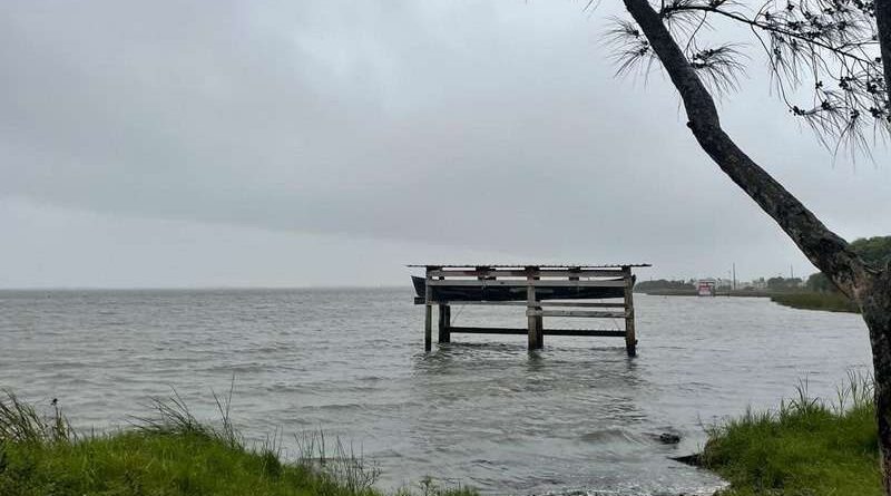 Ressaca do mar e cheia na Lagoa Tramandaí preocupam Defesa Civil de Imbé e Tramandaí