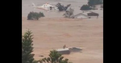 Vídeo de resgate em meio à enchente comove o RS: estrutura desaba e um desaparece
