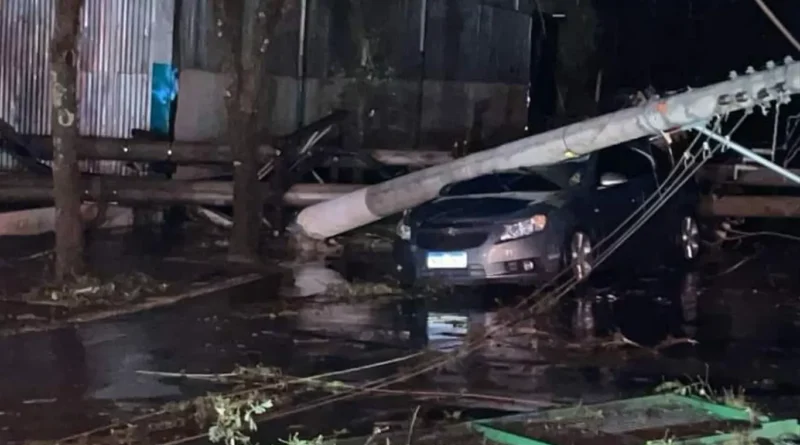 Tempestade causa estragos em cidade do RS: mais de mil casas danificadas