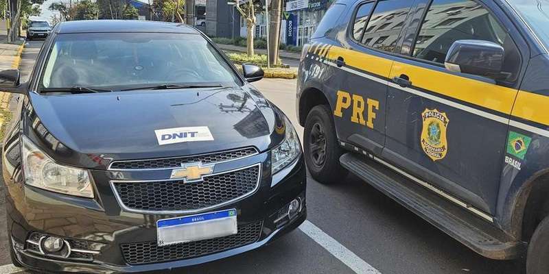 Vale tudo pela carne? Motorista é preso após colar adesivo do DNIT no carro e tentar furar bloqueio para ir a um churrasco