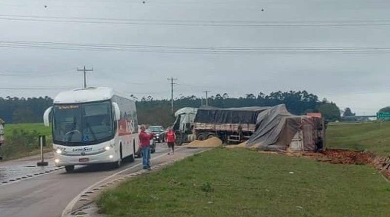 Acidente na BR-290 envolve duas carretas e um carro: quatro feridos