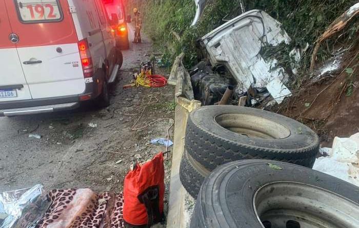 Caminhão tomba na Rota do Sol: duas mortes e um ferido em Itati