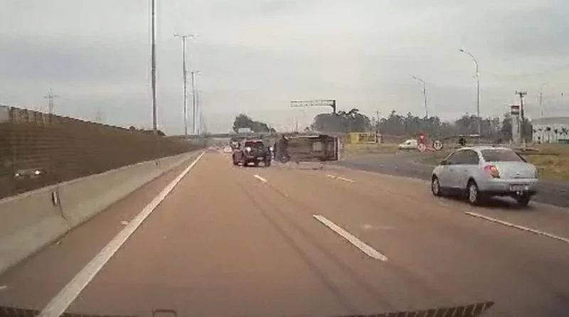 Capotamento na Freeway: carro rebocado gira na pista e gera pânico entre motoristas