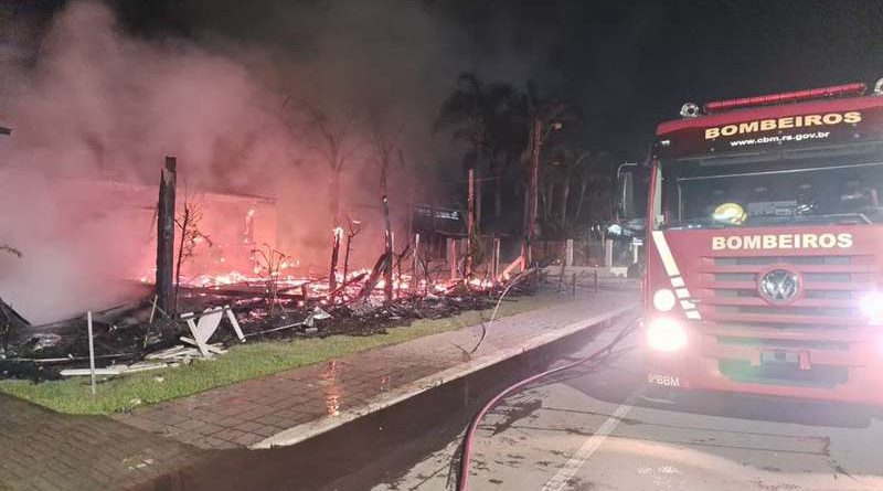 Incêndio destrói bar e restaurante em Atlântida
