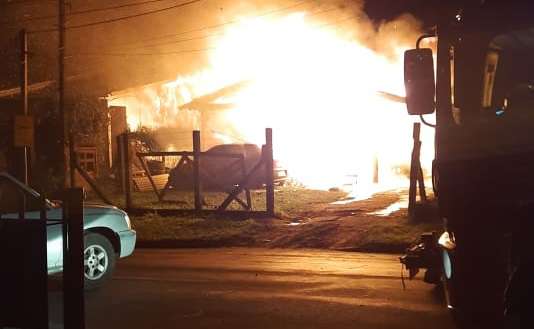 Incêndio destrói casa e carros em Osório