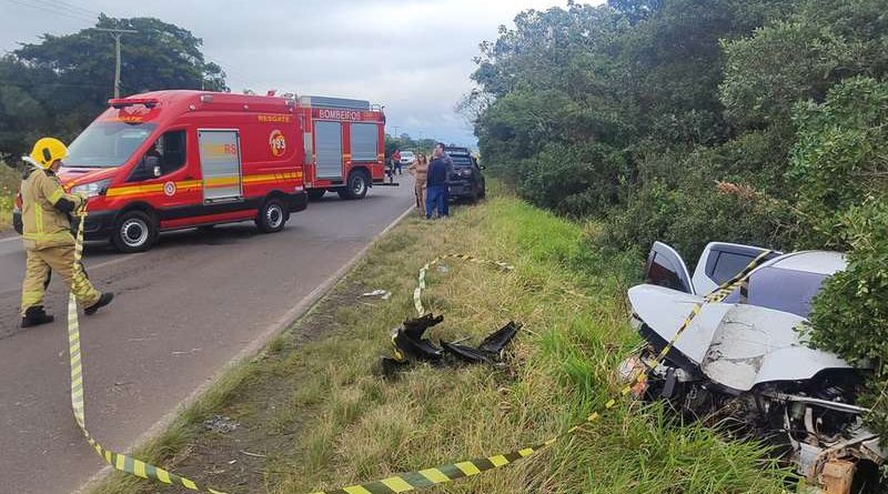 Veículo colide em árvore em acidente na Rota do Sol