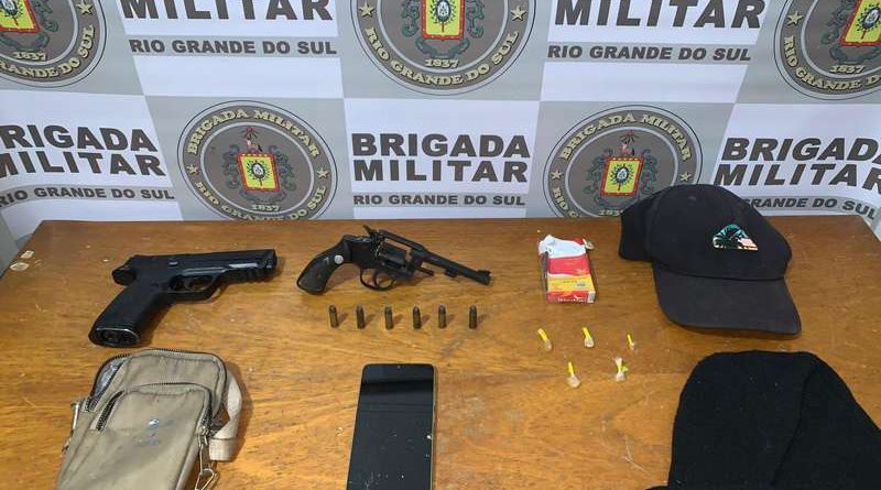 Brigada Militar prende mulher com armas ilegais exibidas em redes sociais em Cidreira