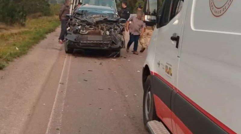 Colisão traseira envolve SUV e caminhão na BR-290