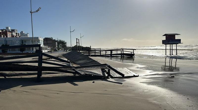 Forte ressaca atinge o litoral: mar avança sobre praias e causa danos