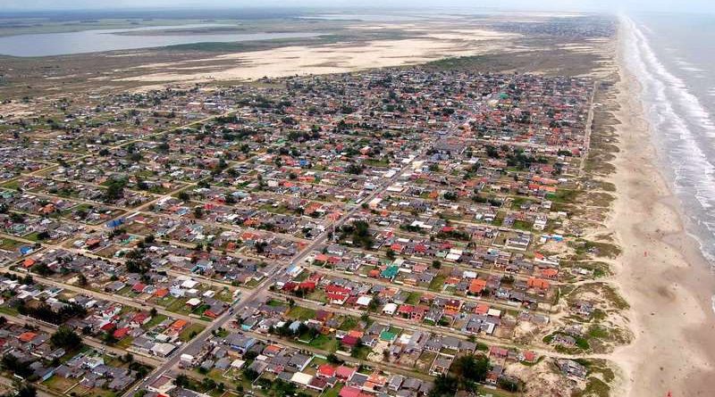 Justiça Federal exige solução habitacional para moradores em área de preservação na praia do Quintão